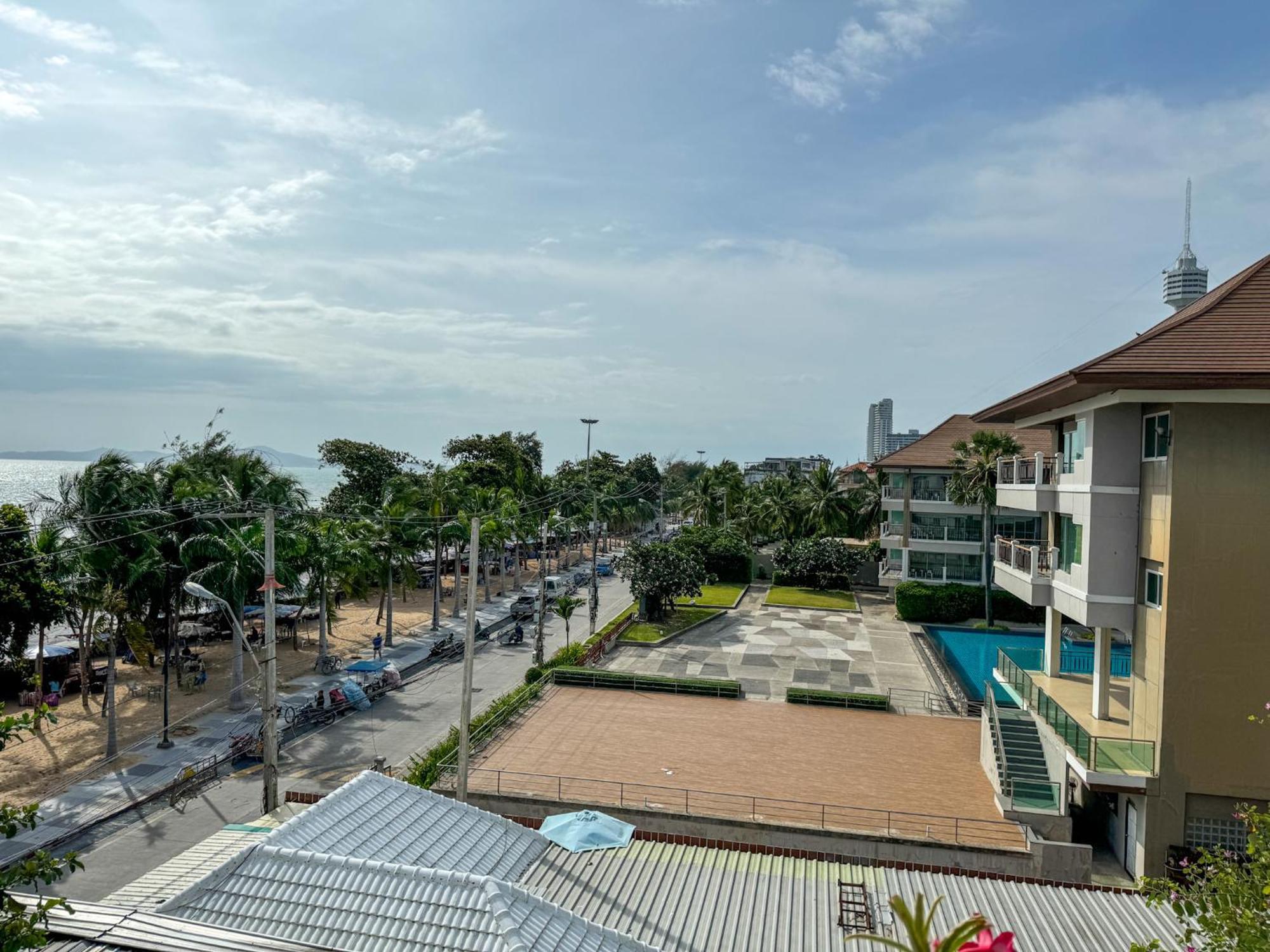 Bbhouse Pattaya Hotel Exterior photo