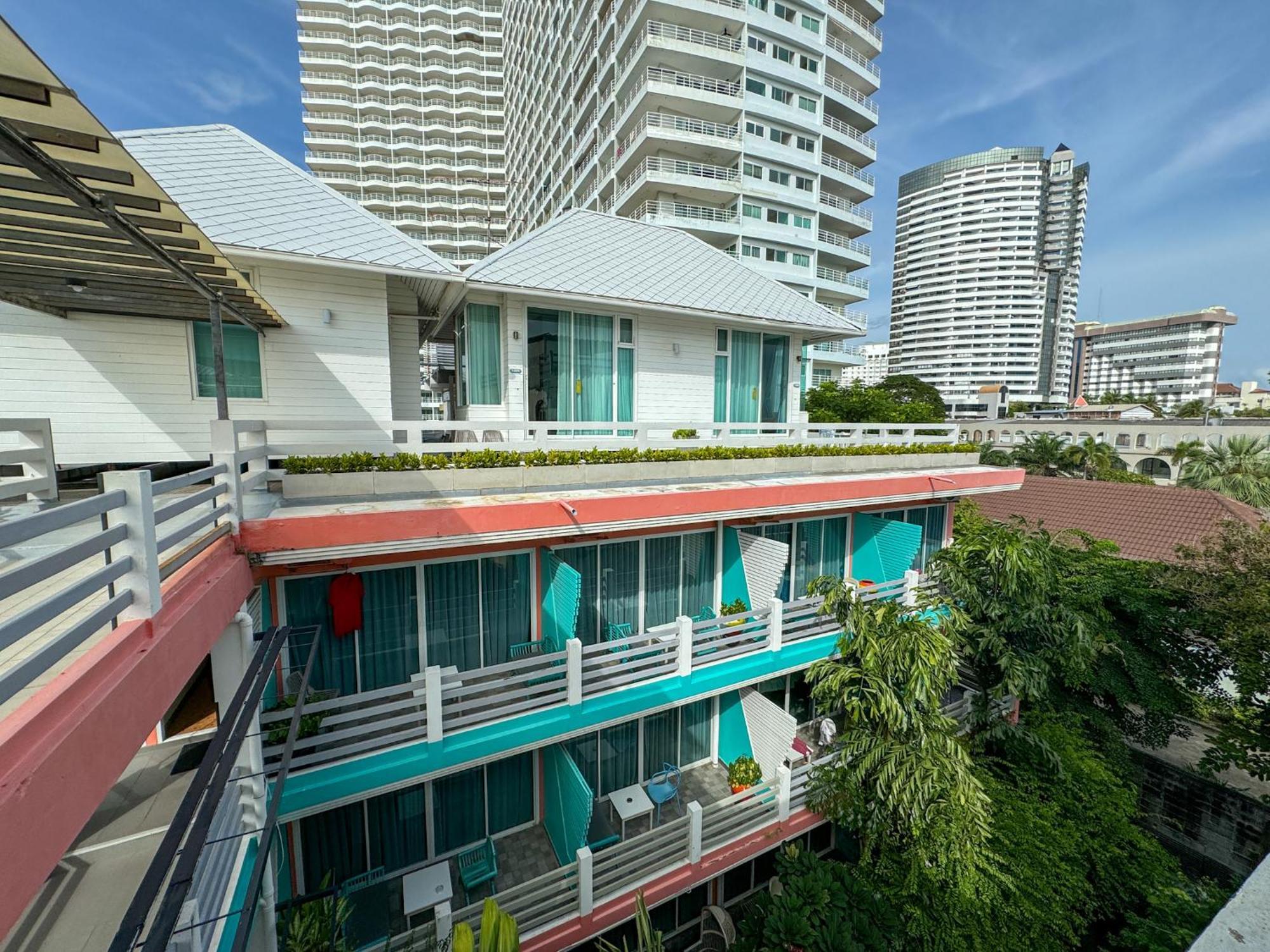 Bbhouse Pattaya Hotel Exterior photo